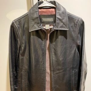 Chic men’s 100% leather waist fit jacket in black